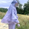 tenue de prière transportable Djouher portée en extérieur – tissu soyeux couleur bleu lavande, collection Saadya