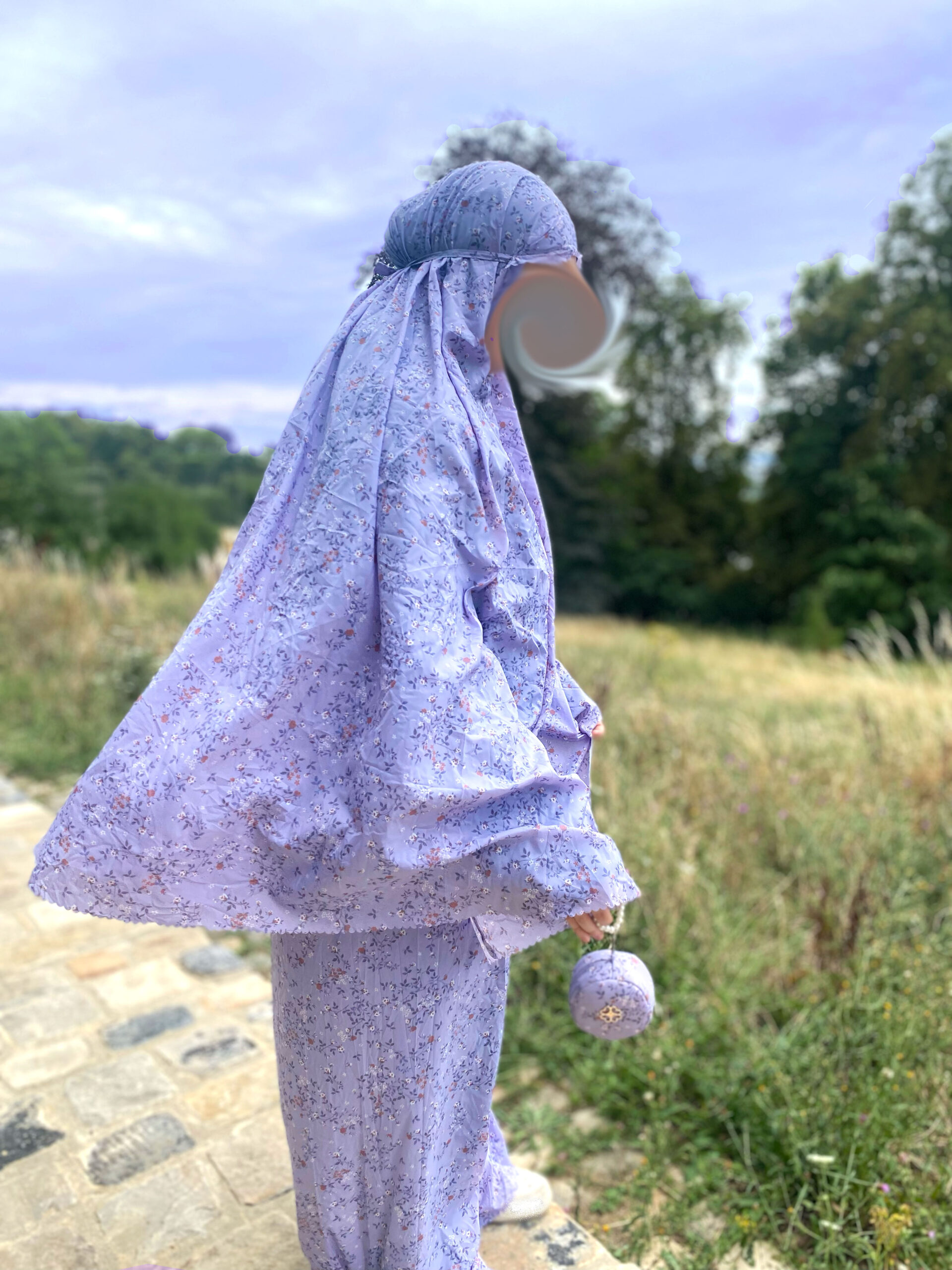 tenue de prière transportable Djouher portée en extérieur – tissu soyeux couleur bleu lavande, collection Saadya