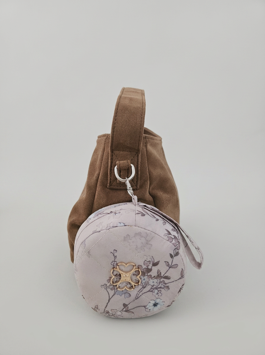 ensemble de prière portable Saadya Djouher accroché avec mousqueton à un sac a main