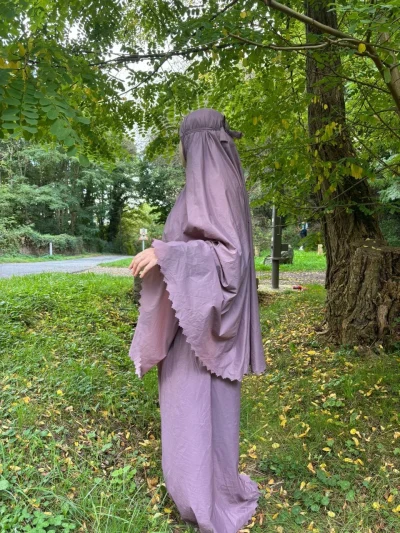 Tenue de prière portable Unnie mauve, format rond compact et transportable.