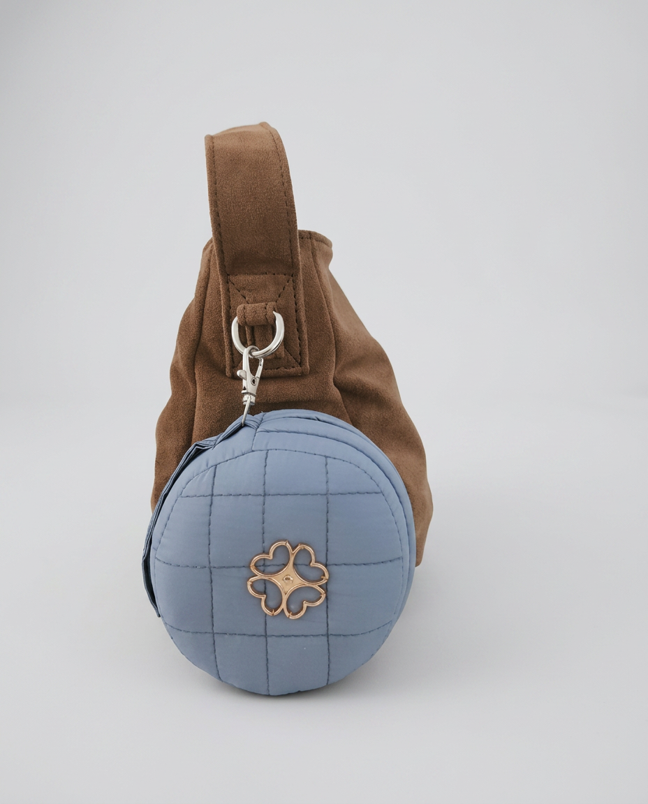 tenue de prière de voyage Unnie Djouher accroché à un sac à main mini