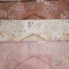 sajadah tapis de prière portable doublé pour plus de confort gros plan sur les motif fleurie design exclusif djouher