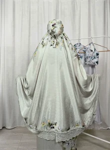 La tenue de prière femme SAKINA portée en vert chartreuse révèle la texture du tissu Armani Silk et la douceur des broderies.
