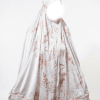tenue de prière indonesie malaisie avec sa pochette intégré couleur ivoire motif fleuri porté par un mannequin