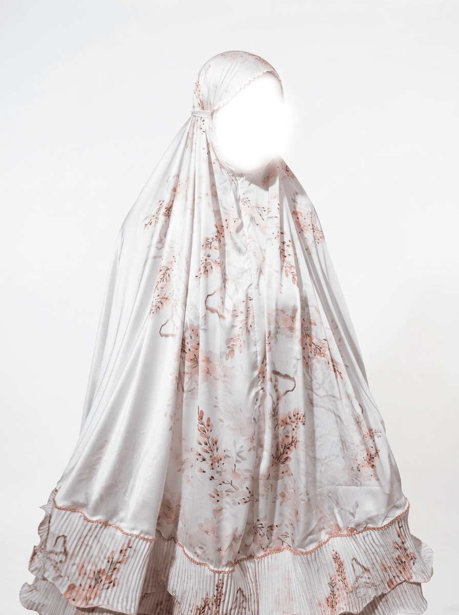 tenue de prière indonesie malaisie avec sa pochette intégré couleur ivoire motif fleuri porté par un mannequin