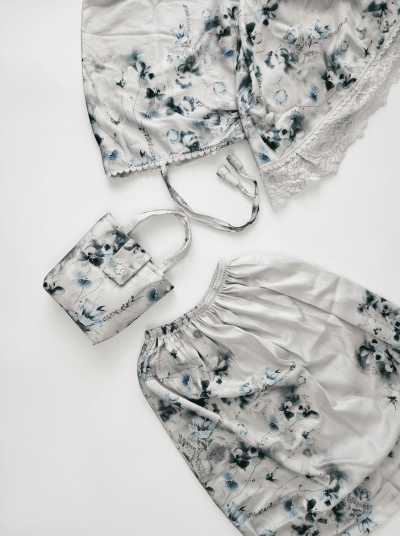 tenue de prière indonesie malaisie avec sa pochette intégré couleur bleu en satin