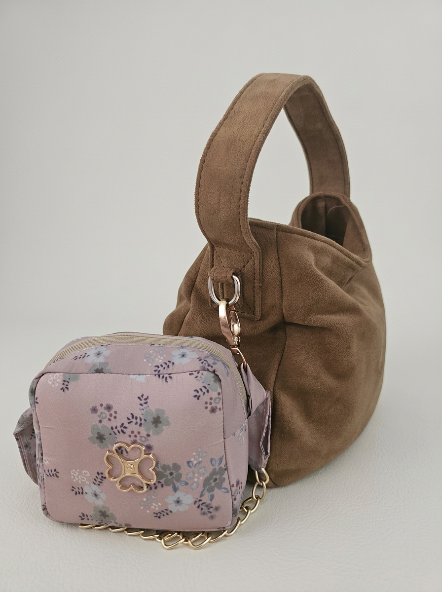 ensemble de prière transportable Seya Djouher accroché à un sac à main
