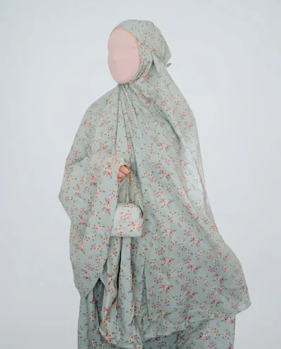 ensemble de prière transportable Seya Djouher vert porté par un mannequin
